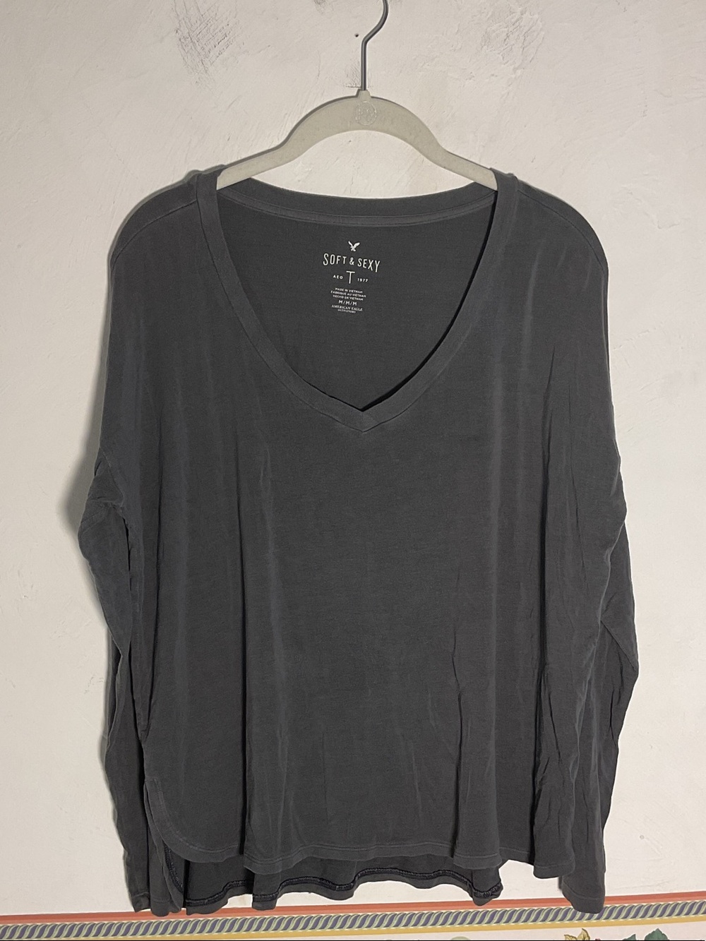 American Eagle Soft & Sexy V-Neck Long Sleeve Side Slit Tee Size M Gray